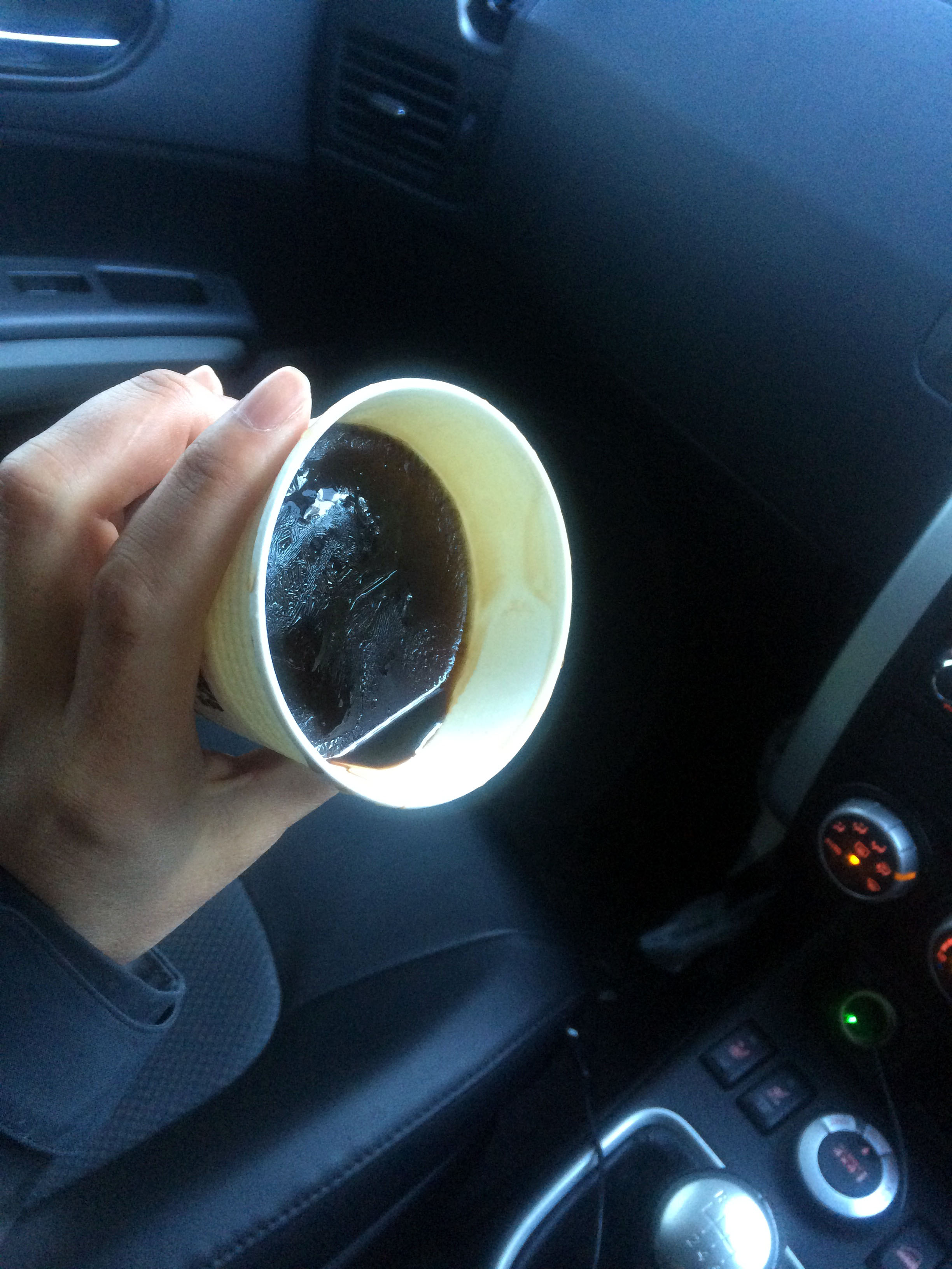一晩、車内に放置したコーヒーが、凍っていました