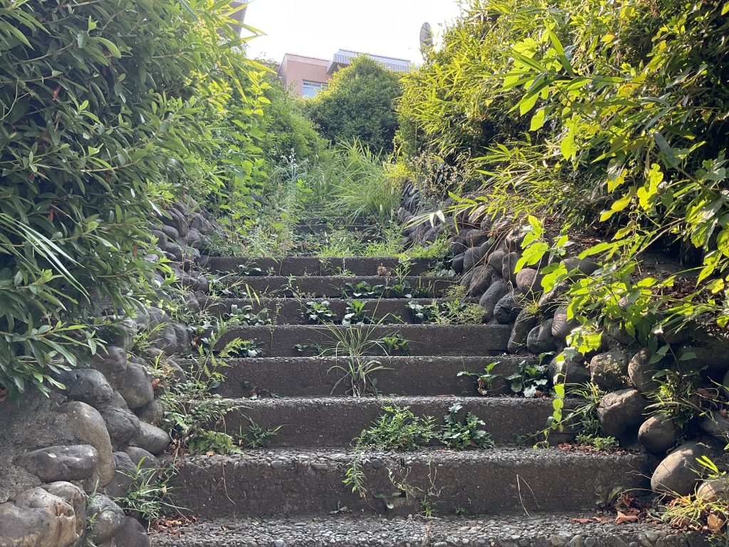 女神像の足元へ向かう階段