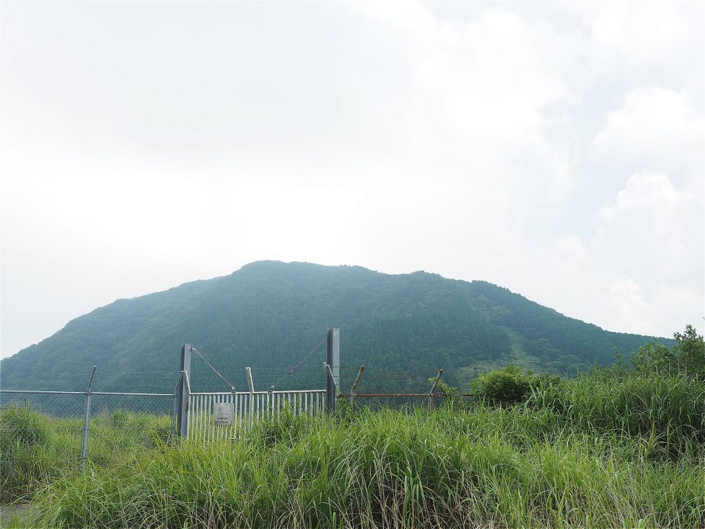 通ってきた尾根を見返し達成感に浸る