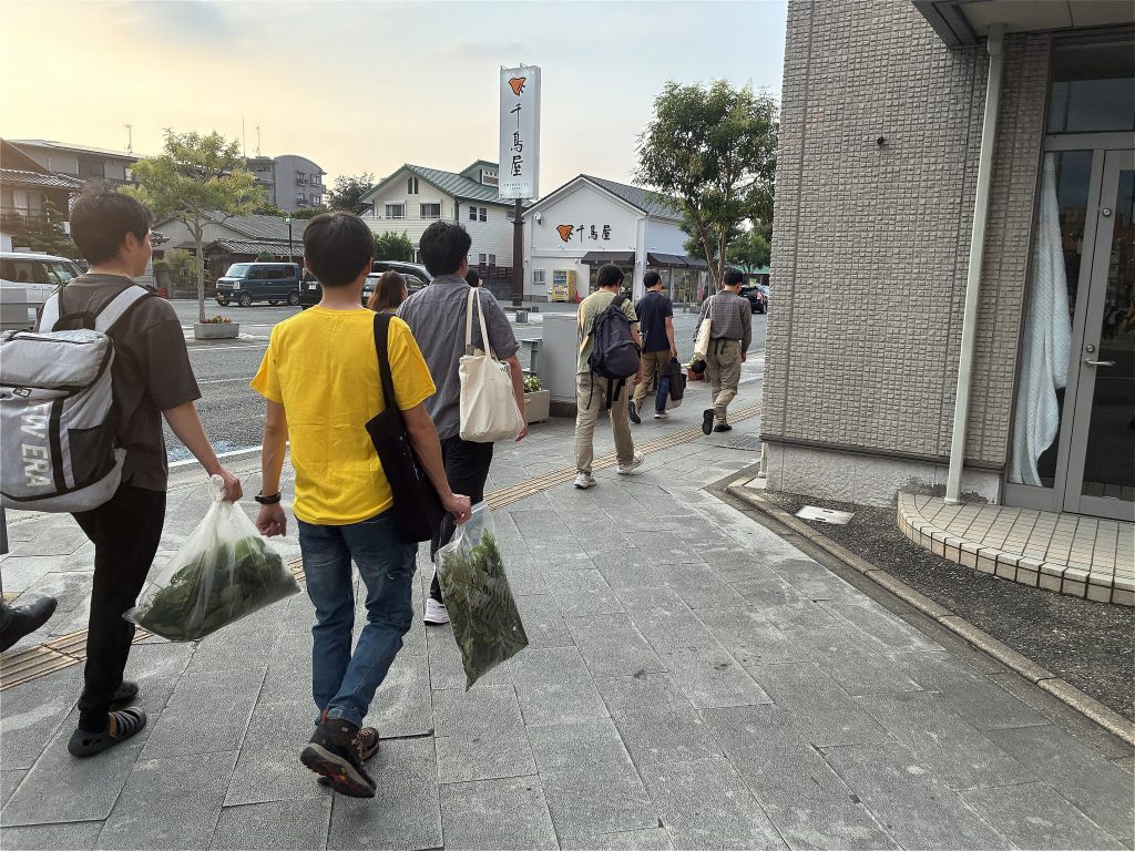 夕暮れ時ホクホク顔でシダのサンプルを携えて夕食会場に移動する参加者たち